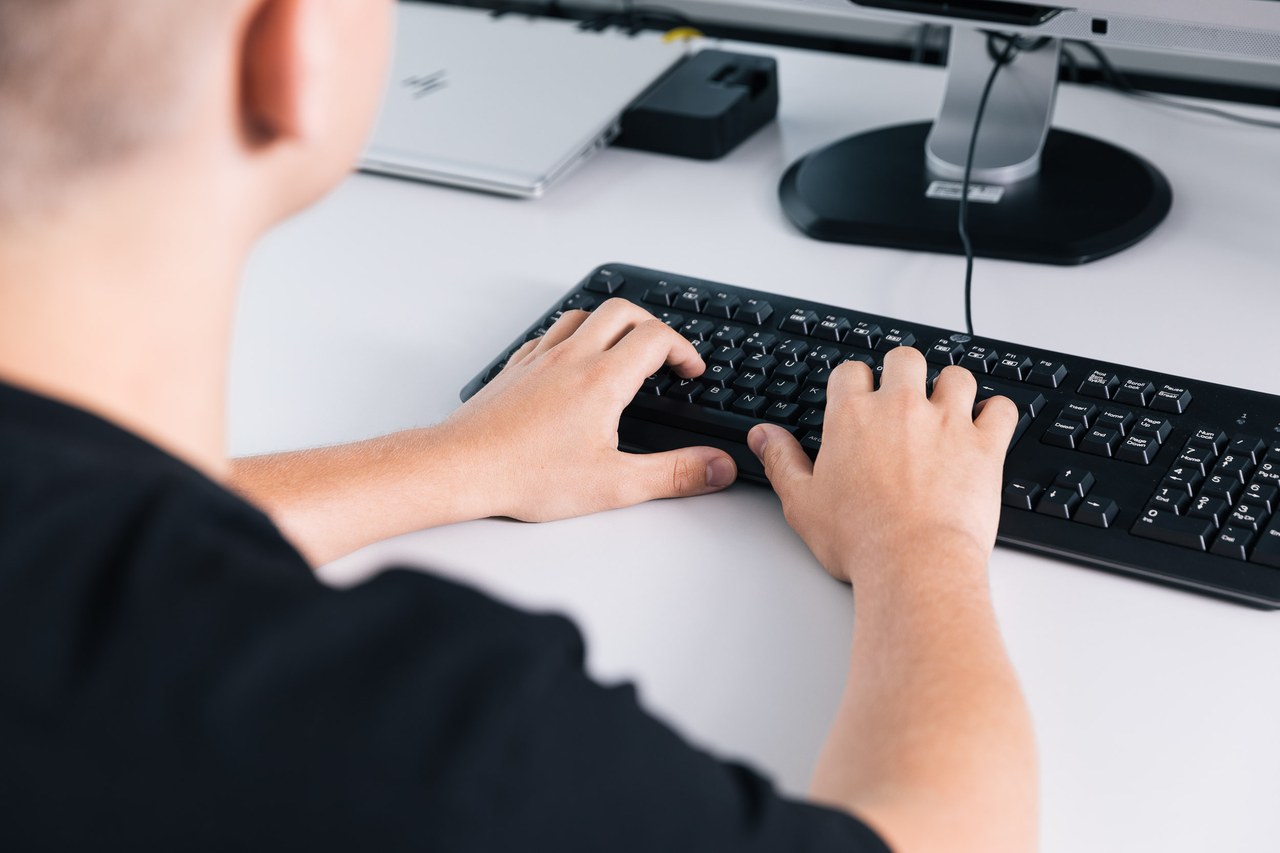 Detailansicht Lernender Mediamatiker mit Tastatur