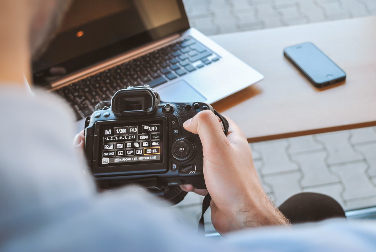 Detailansicht Lernender Mediamatiker mit Tastatur