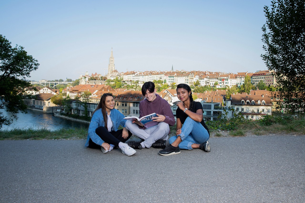 Lernende der Stadt Bern, im Hintergrund die Stadt