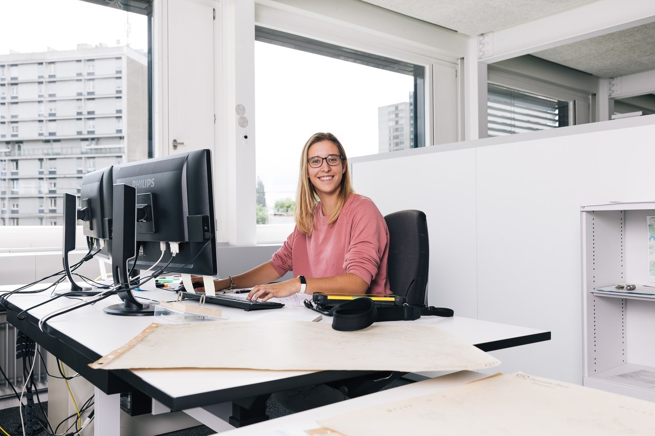 Praktikantin am Arbeitsplatz mit Computer