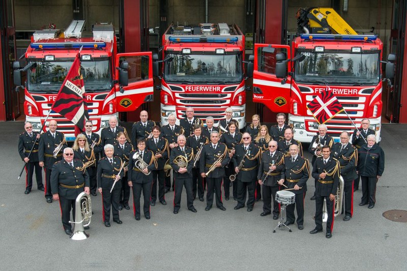 Die Metallharmonie Bern vor dem Stützpunkt der Feuerwehr