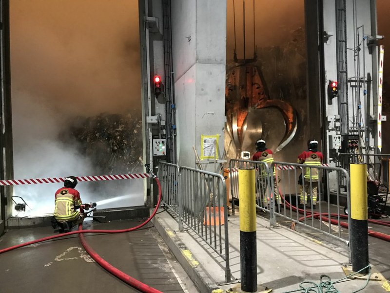 Feuerwehrleute bei der Brandbekämpfung