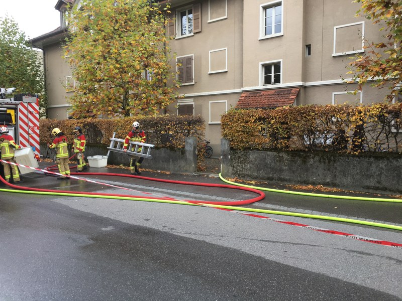 Feuerwehrmänner beim Tanklöschfahrzeug stellen Material für die Nachlöscharbeiten bereit.