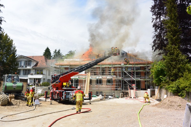 Feuerwehr beim Löschen des Dachstockbrands.