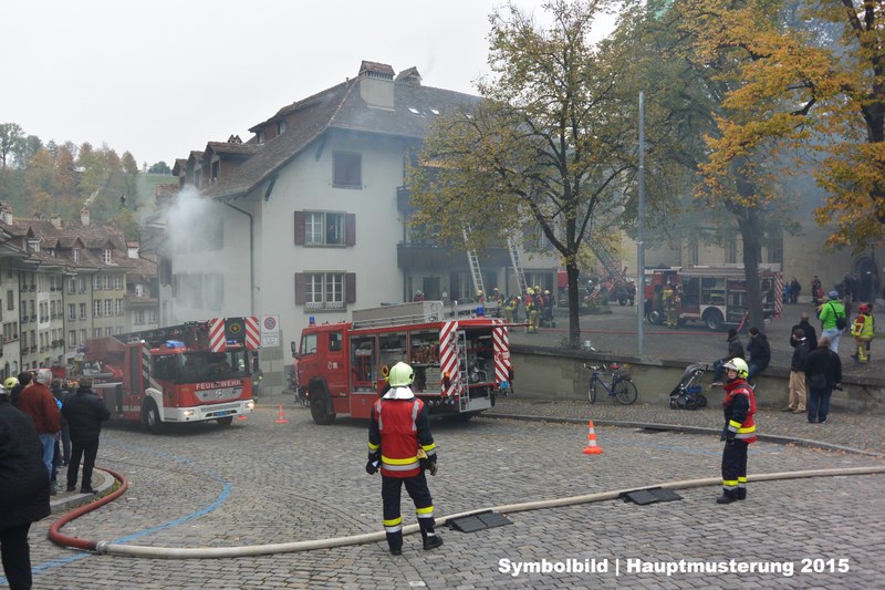 Symbolbild: Hauptmusterung der Feuerwehr der Stadt Bern am Nydeggstalden im Oktober 2015. Die Feuerwehr rettet über Leitern und die Autodrehleiter Personen und bekämpft den Gebäudebrand.