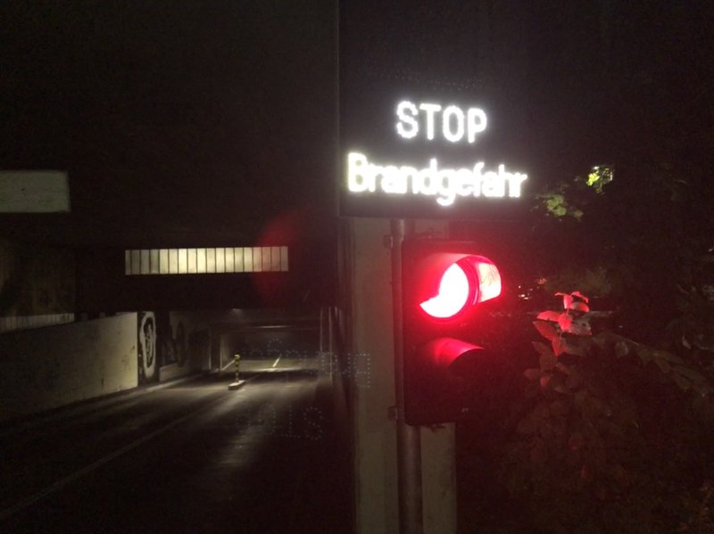 Die rote Ampel bei der Einfahrt zur Fahrzeugeinstellhalle weist auf den Brand hin.