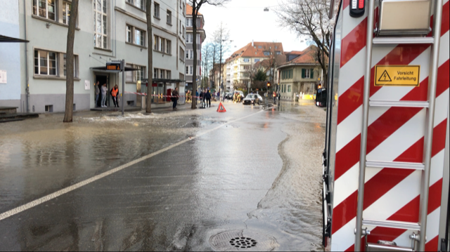 Eine grosse Menge Wasser fliesst durch die Länggassstrasse.