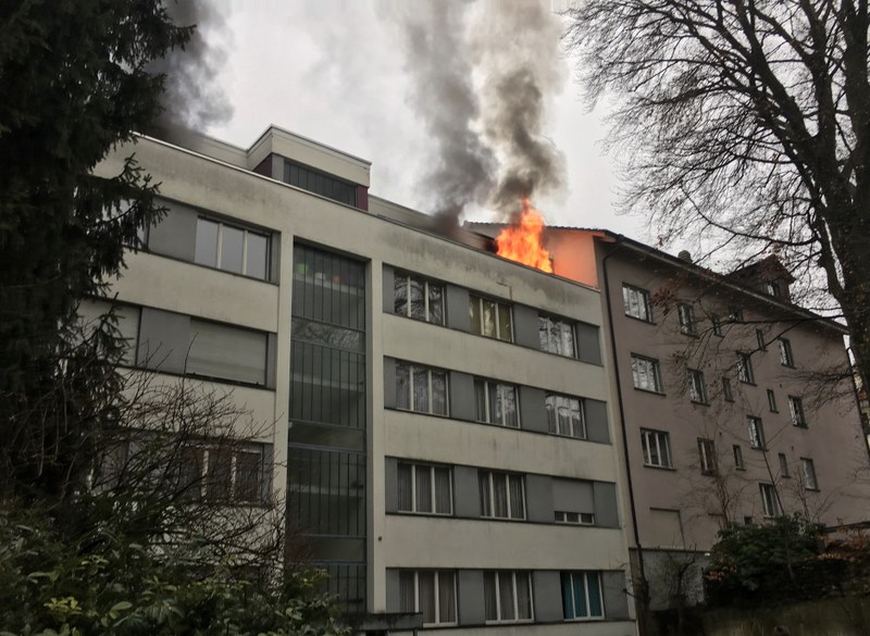 Beim eintreffen der Feuerwehr loderten die Flammen bereits aus der Dachwohnung.