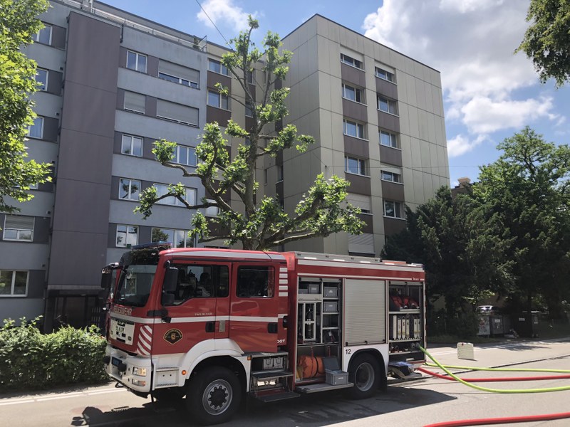 Tanklöschfahrzeug der Berufsfeuerwehr Bern vor der betroffenen Liegenschaft.