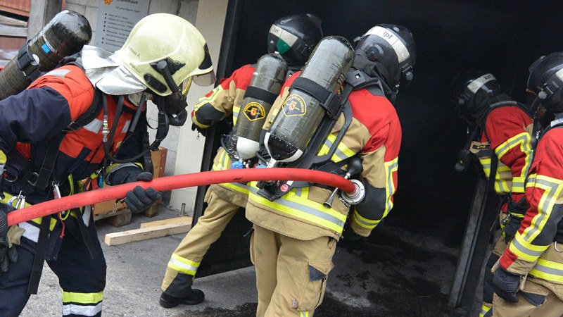 Zusammenarbeit von Berufs- und Milizfeuerwehr bei der Brandbekämpfung