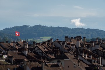 Nexplorer Fahne auf dem Erlacherhof über den Dächern der Altsdtadt (Bild   ExtraMileFilms). Vergrösserte Ansicht