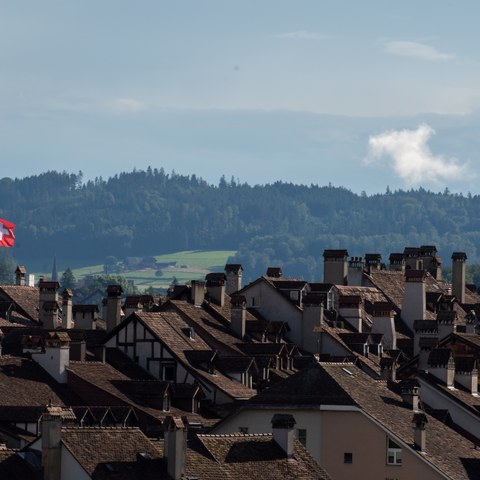 Nexplorer Fahne auf dem Erlacherhof über den Dächern der Altsdtadt (Bild   ExtraMileFilms)