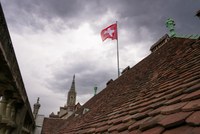 Nexplorer Fahne auf dem Erlacherhof (Bild   ExtraMileFilms)