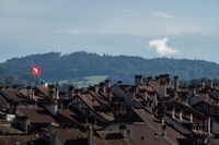 Nexplorer Fahne auf dem Erlacherhof über den Dächern der Altsdtadt (Bild   ExtraMileFilms)
