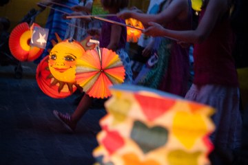 Lampionumzug c Eve Kohler. Vergrösserte Ansicht