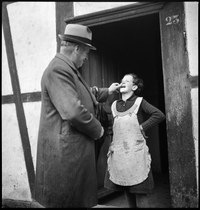 Armeninspektor kontrolliert Zähne eines Verdingmädchens (1940) (Paul Senn, FFV, Kunstmuseum Bern, Dep. GKS. © GKS)