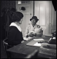 Sprechstunde im Büro einer Fürsorgerin (1930er-Jahre) (Paul Senn, FFV, Kunstmuseum Bern, Dep. GKS. © GKS)