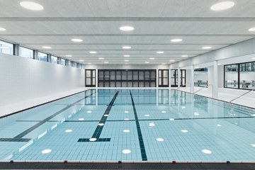 Lehrschwimmbecken (Rolf Siegenthaler Fotografie). Vergrösserte Ansicht