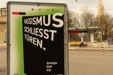 Bild Plakat hoch (Bild - Saare Yosief). Vergrösserte Ansicht