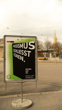 Bild Plakat hoch (Bild - Saare Yosief)