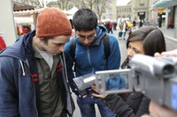 Foto 5: Aktion gegen Rassismus, Passanten machen sich Bild