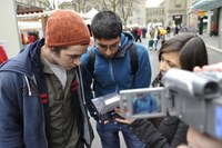 Foto 5: Aktion gegen Rassismus, Passanten machen sich Bild