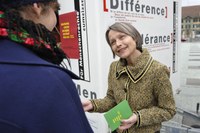 Foto 3: Aktion gegen Rassismus, Edith Olibet im Gespräch