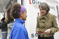 Foto 2: Aktion gegen Rassismus, Edith Olibet im Gespräch