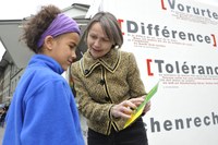 Foto 1: Aktion gegen Rassismus, Edith Olibet im Gespräch