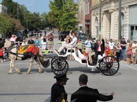 Bild 3: Alexander Tschäppät an der Jubiläumsparade in New Bern