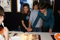 KiPa-Co-Präsidentin Alexandra Blanco Losada, Co-Präsident Denis Kapljuk und Gemeinderätin Franziska Teuscher beim Anschneiden des Jubiläums-Kuchens