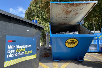 Gummiboot-Container bei der Auswasserungsstelle Marzili. Vergrösserte Ansicht