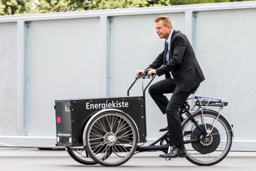 Energiewende erleben Entsorgungshof Schermen  Reto Nause unterwegs mit dem Energiekiste E Cargobike  Bild Thomas Hodel (JPG, 2,3 MB). Vergrösserte Ansicht