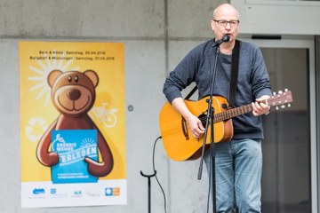 Energiewende erleben Entsorgungshof Schermen  Konzert Bruno Hächler  Bild Thomas Hodel JPG, 2,9 MB). Vergrösserte Ansicht