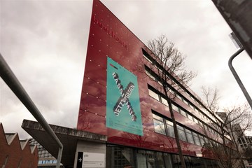 Aufnahme vom Beerhaus mit Transparent. (Bild: The Setrunners). Vergrösserte Ansicht