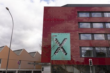 Aufnahme vom Beerhaus mit Transparent. (Bild: The Setrunners). Vergrösserte Ansicht