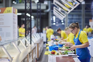 Impressionen von den SwissSkills 2018 in Bern: Eine junge Frau im Wettkampf.. Vergrösserte Ansicht