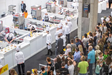 Impressionen von den SwissSkills 2018 in Bern: Köchinnen und Köche mit weissen Kopfbedeckungen tragen ihren Wettkampf vor einem grossen Publikum aus.. Vergrösserte Ansicht