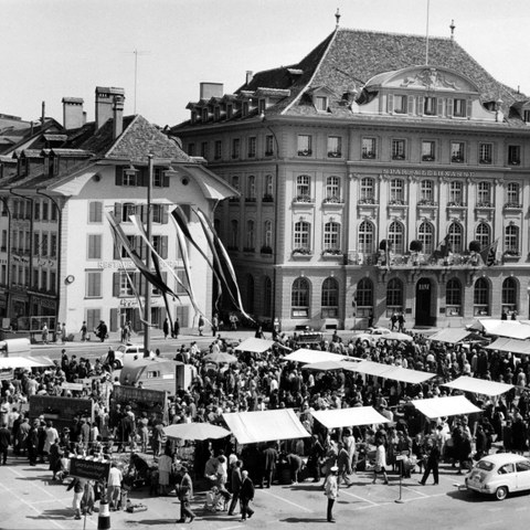 Bild 1 Graniummärit zwischen 1957 und 1966 auf dem Bundesplatz, Foto Hans Tschirren (JPG, 3 MB)