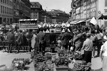 Bild 2 Bläserkapelle am Berner Graniummärit zwischen 1957 und 1966, Foto Hans Tschirren (JPG, 3,1 MB). Vergrösserte Ansicht