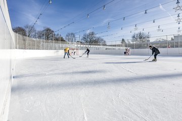 Kunsteisbahn Weyermannshaus Eishockey Bild Susanne Goldschmid. Vergrösserte Ansicht
