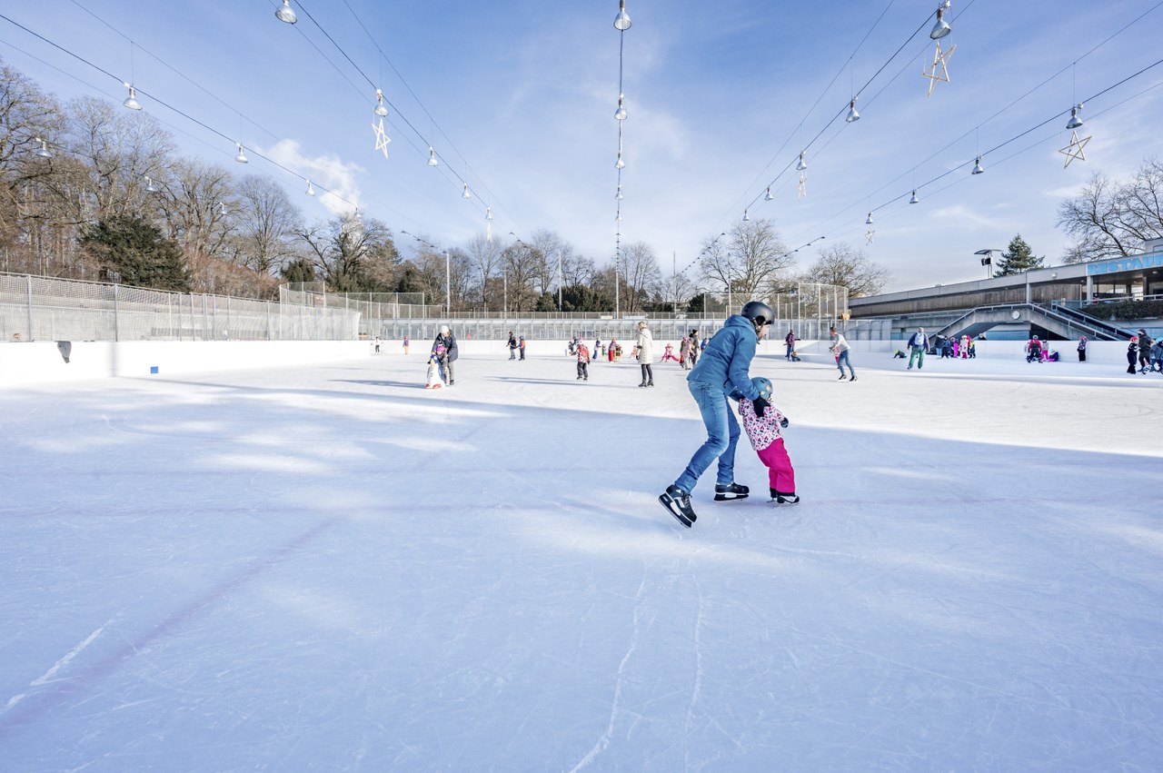 Das Bild zeigt das Publikumsfeld der Kunsteisbahn Weyermannshaus (Bild: Susanne Goldschmid).