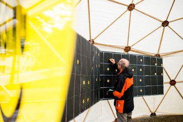10 Suraising Solardach Challenge Kaufer markiert seinen Quadratmeter Bild Pascale Amez (JPG, 986 KB). Vergrösserte Ansicht