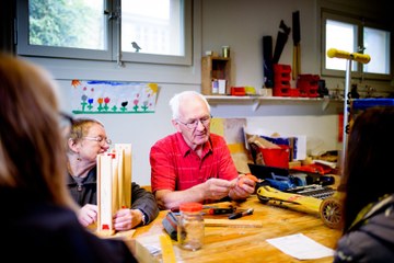 2 Repair Café Kugelbahn und Scooter werden repariert Bild Pascale Amez (JPG, 1,7 MB). Vergrösserte Ansicht