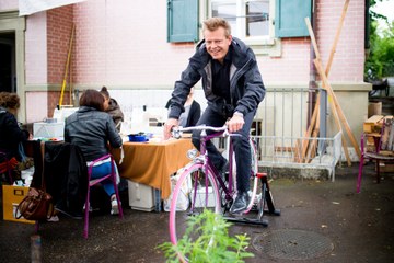 3 RepairCafé Reto Nause erzeugt Strom Bild Pascale Amez (JPG, 1,6 MB). Vergrösserte Ansicht