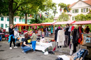 5 Nicht nur Flohmarkt Schoene Stimmung auf dem Rossfeldplatz Bild Pascale Amez (JPG, 2,5 MB). Vergrösserte Ansicht