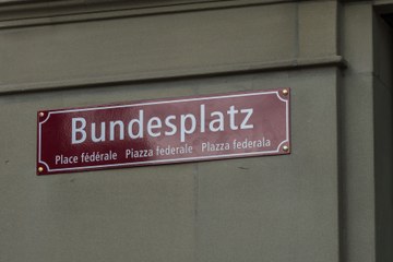 Die Gemeinderätinnen Franziska Teuscher (links) und Ursula Wyss enthüllen das neue Schild.. Vergrösserte Ansicht