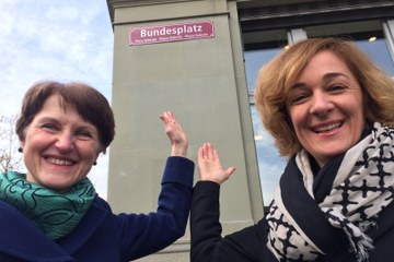 Die Gemeinderätinnen Ursula Wyss (links) und Franziska Teuscher vor dem neuen Strassenschild.. Vergrösserte Ansicht