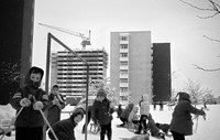 Schlittelnde und skifahrende Kinder im Tscharnergut, 1963, Foto von Xander Bäschlin, Bern