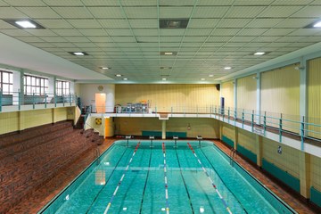 Becken Hallenbad Hirschengraben. Foto: Simon Stähli (Zeitkapsel Bern).. Vergrösserte Ansicht